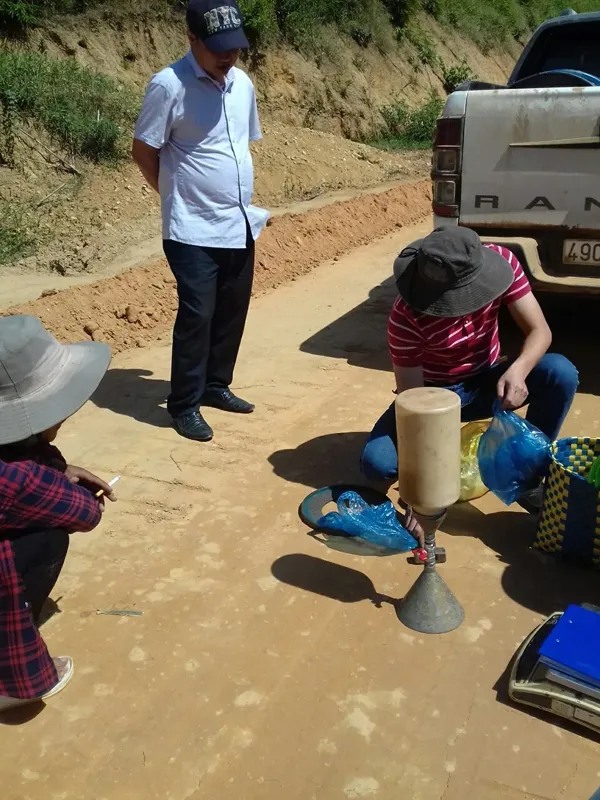 TIẾN HÀNH THÍ NGHIỆM KIỂM TRA ĐỘ CHẶT K BẰNG PHƯƠNG PHÁP RÓT CÁT